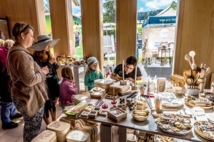 Im Forum erlebnis:holz zeigt eine Brandmalerin, wie man Schrift in Holzbrettchen malt. Foto: Klaus Hansen Im Forum erlebnis:holz zeigt eine Brandmalerin, wie man Schrift in Holzbrettchen malt. Foto: Klaus Hansen