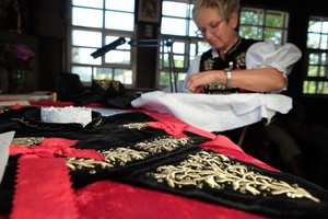 Goldstickerin bei den Holzschneflertagen im Resenhof in Bernau. Foto: Birgit-Cathrin Duval Goldstickerin bei den Holzschneflertagen im Resenhof in Bernau. Foto: Birgit-Cathrin Duval