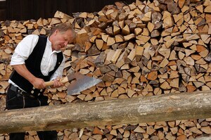 Bernau Schwarzwald Schneflertag Zimmermann bearbeitet Stamm vor Resenhof.jpg Bernau Schwarzwald Schneflertag Zimmermann bearbeitet Stamm vor Resenhof.jpg